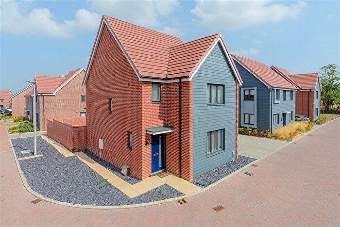 3 Bedroom Detached House For Sale In Brick Kiln Way, Rainham, Gillingham, Kent, ME8