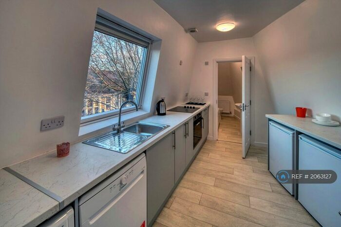 2 Bedroom Flat To Rent In New Station Road, Bristol, BS16