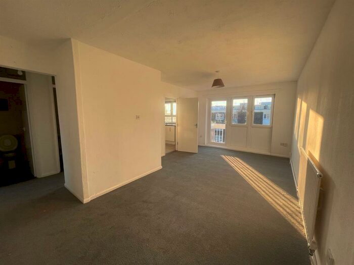 3 Bedroom Flat To Rent In Fountain Walk, Northfleet, DA11