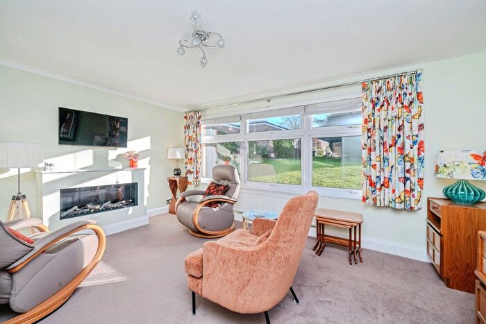 2 Bedroom Flat For Sale In Downs Hill Road, Epsom, Surrey, KT18