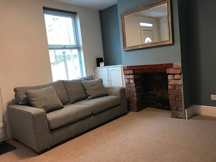 2 Bedroom End Of Terrace House To Rent In Victoria Street - Student House - /, LN1