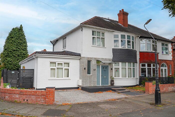 5 Bedroom Semi-Detached House For Sale In Ruskin Road, Old Trafford, M16