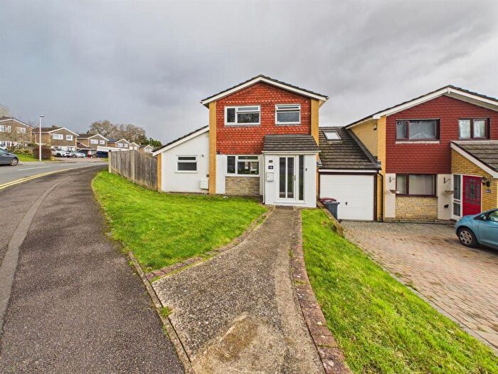 4 Bedroom Link Detached House For Sale In Broomfield Road, Tilehurst, Reading, RG30