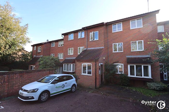 2 Bedroom Flat To Rent In Laburnum Close, London, N11
