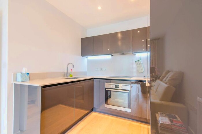1 Bedroom Flat To Rent In Blackfriars Road, Waterloo, London, SE1
