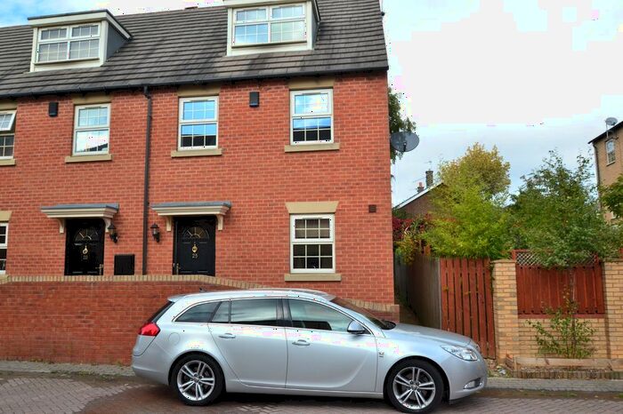 3 Bedroom Town House To Rent In Bretton Close, Brierley, Barnsley, S72