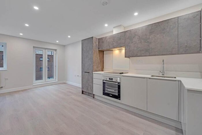 3 Bedroom Flat To Rent In High Road, London, N12