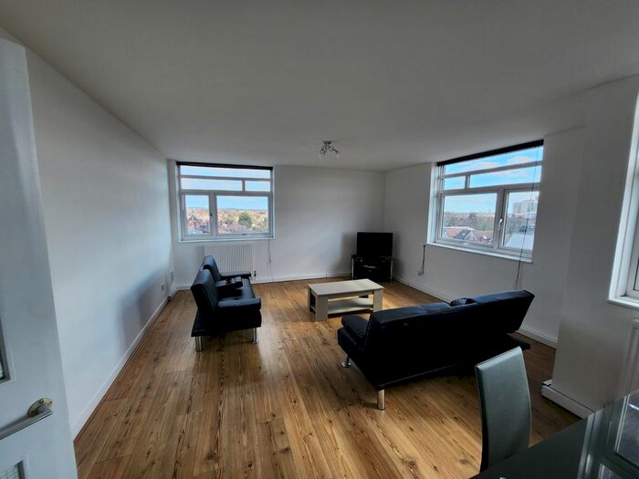 2 Bedroom Flat To Rent In Park Avenue, Ilford, IG1