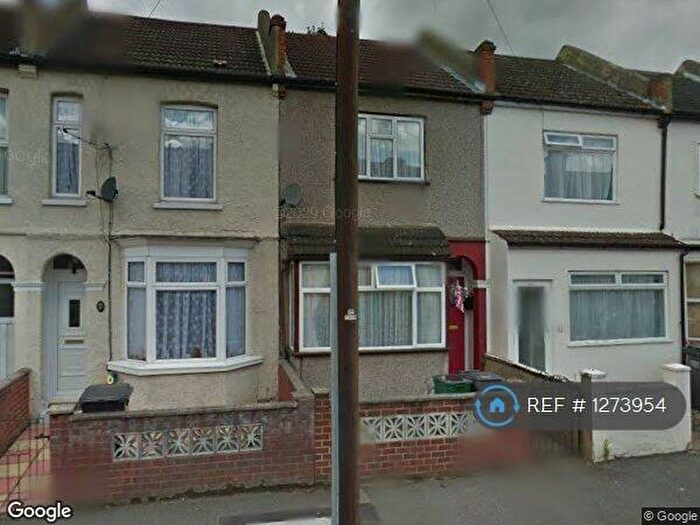 3 Bedroom End Of Terrace House To Rent In Barmouth Road, Croydon, CR0