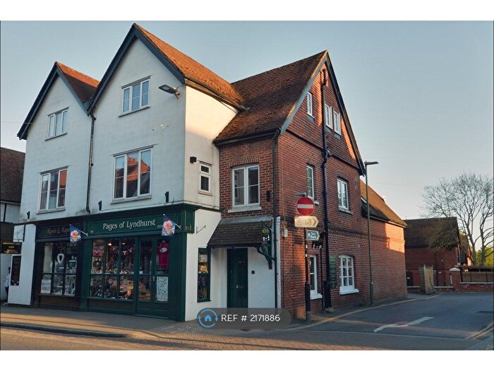 2 Bedroom Flat To Rent In Above High Street, New Forest, SO43