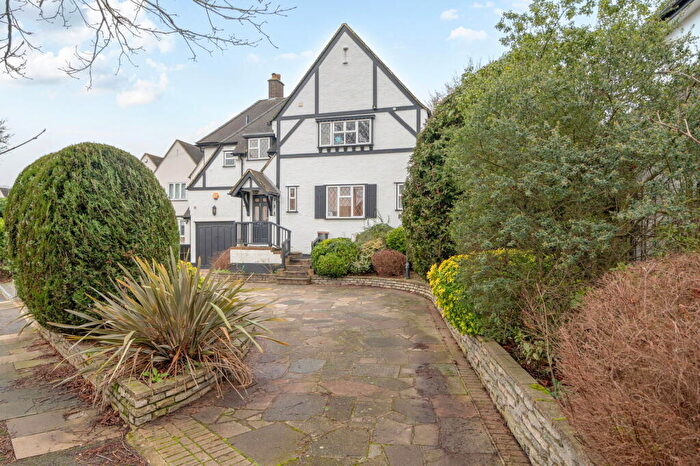 4 Bedroom Detached House For Sale In Lynwood Grove, Orpington, BR6