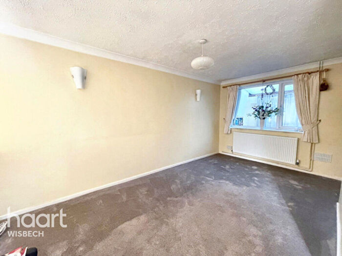 3 Bedroom Semi-Detached House For Sale In Ingle Road, Elm, PE14