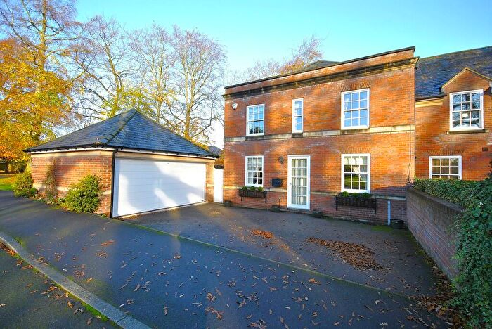 4 Bedroom Town House For Sale In Pemberton Grove, Bawtry, Doncaster, DN10