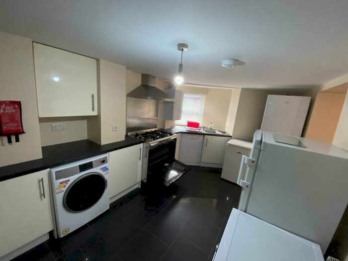 6 Bedroom Flat To Rent In Wilmslow Road, Manchester, M14