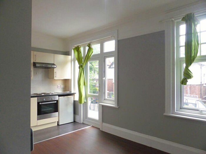 Studio To Rent In York Avenue -, P11