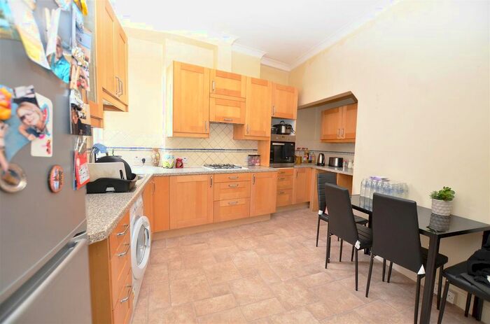 2 Bedroom Flat To Rent In Broad Street, Teddington, TW11