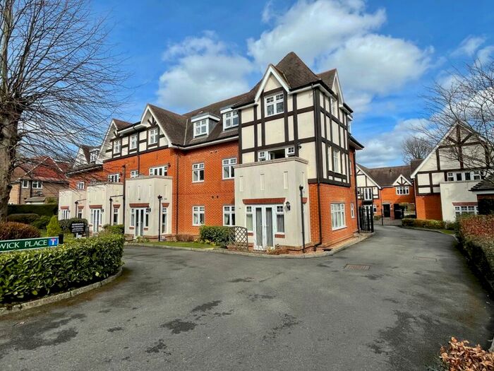 3 Bedroom Flat To Rent In Warwick Place, Reigate, RH2