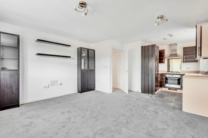 2 Bedroom Flat To Rent In Wells View Drive, Bromley, BR2