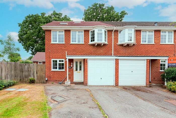 4 Bedroom End Of Terrace House To Rent In Maple Close, Winnersh, RG41