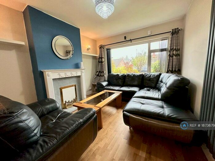 4 Bedroom Semi-Detached House To Rent In Highwood Avenue, Leeds, LS17