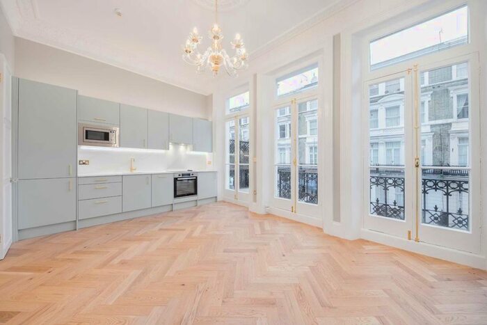 2 Bedroom Flat To Rent In Castletown Road, London, W14