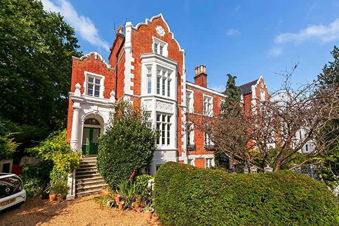 3 Bedroom Flat To Rent In Queens Road, Richmond, TW10