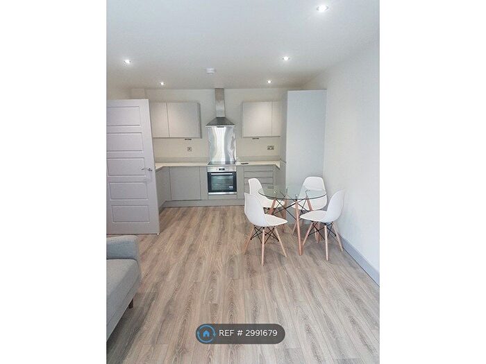 2 Bedroom Flat To Rent In Trinity Court, Leeds, LS9