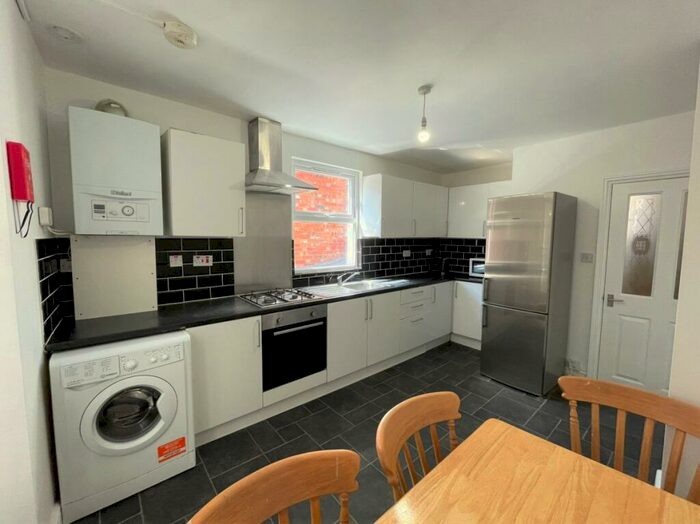 3 Bedroom Flat To Rent In Blackhorse Lane, Walthamstow, E17