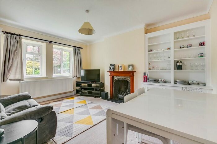2 Bedroom Flat To Rent In Gloucester Court, Kew Road, TW9