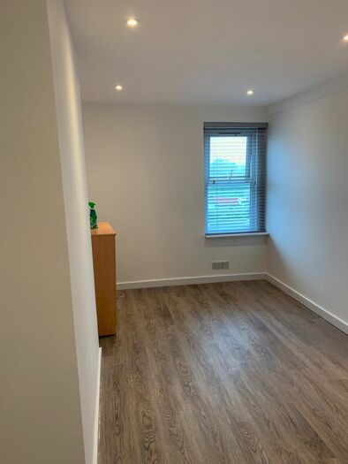 2 Bedroom Flat To Rent In High Road, London, N12