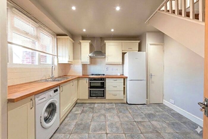 3 Bedroom Flat To Rent In Clancy Court, Trott Street, London, SW11