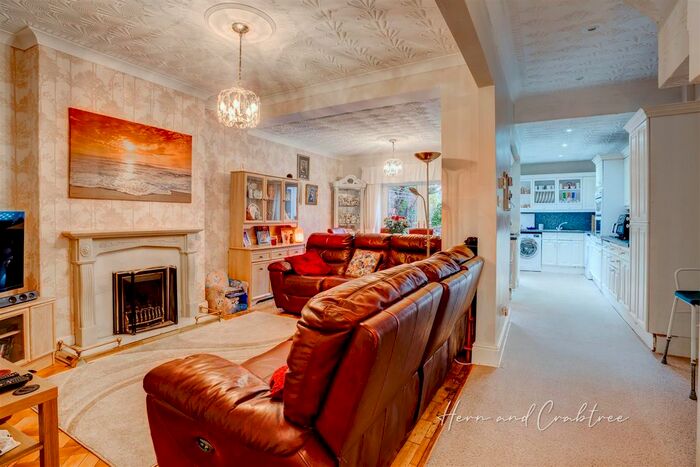 3 Bedroom End Of Terrace House For Sale In Corporation Road, Grangetown, Cardiff, CF11