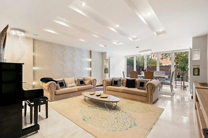 4 Bedroom Semi-detached House To Rent In Abbotsbury Close, Holland Park, W14