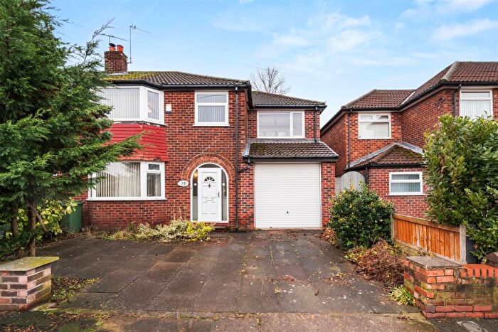 4 Bedroom Semi-Detached House For Sale In Hawthorn Lane, Sale, M33