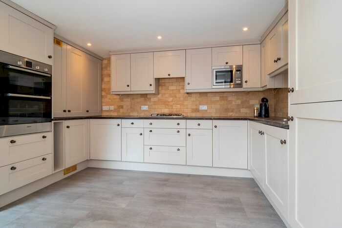2 Bedroom Flat To Rent In Dorset Road, London, SW19