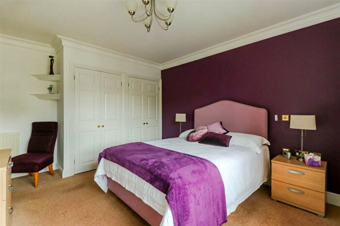 3 Bedroom Apartment For Sale In The Ridgeway, Enfield, Middlesex, EN2