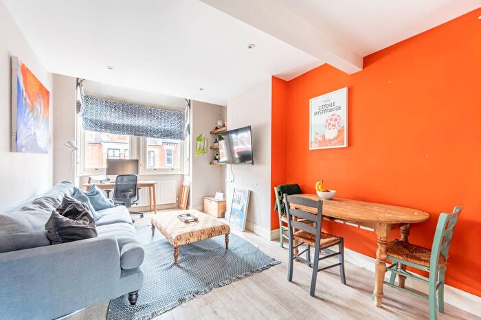 2 Bedroom Flat For Sale In Pennard Road, Shepherd's Bush, London, W12