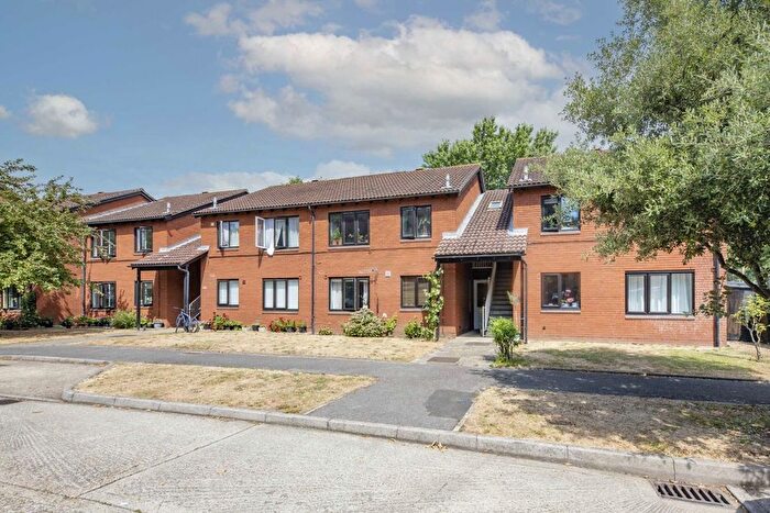 1 Bedroom Flat To Rent In Tithe Barn Close, Kingston Upon Thames, KT2