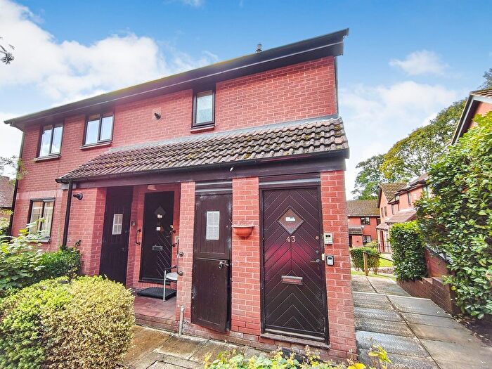 2 Bedroom Flat For Sale In Maple Croft, Moortown, Leeds, LS17
