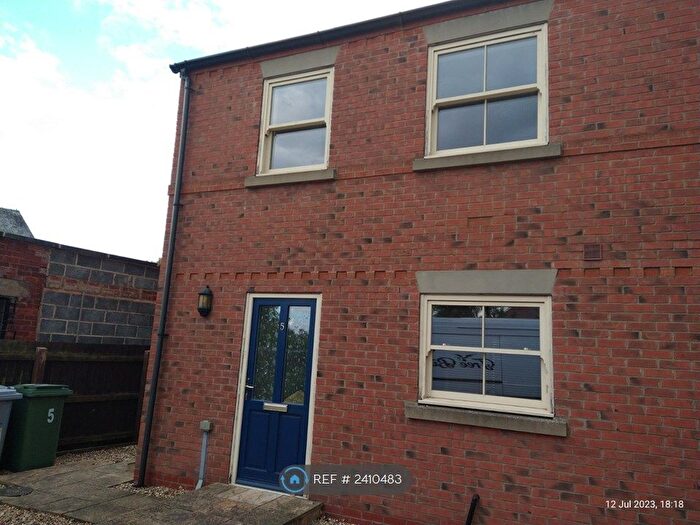 3 Bedroom Semi-Detached House To Rent In Higgins Close, Newark, NG24