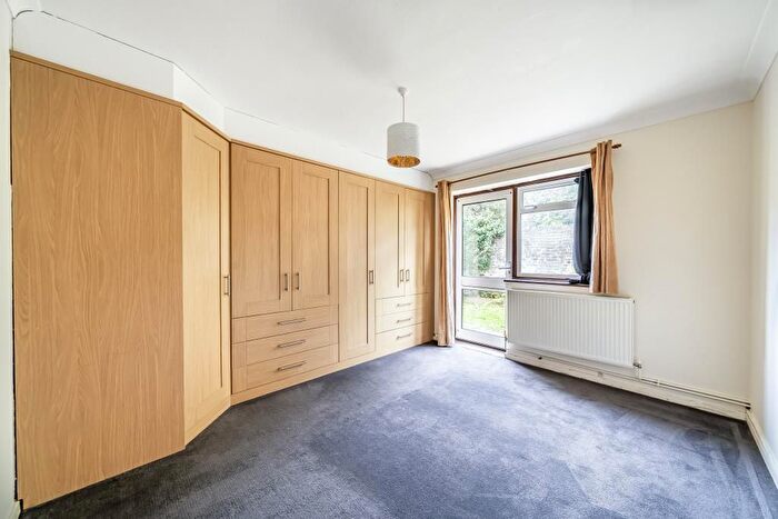 2 Bedroom Flat To Rent In Dolphin Close, Surbiton, KT6