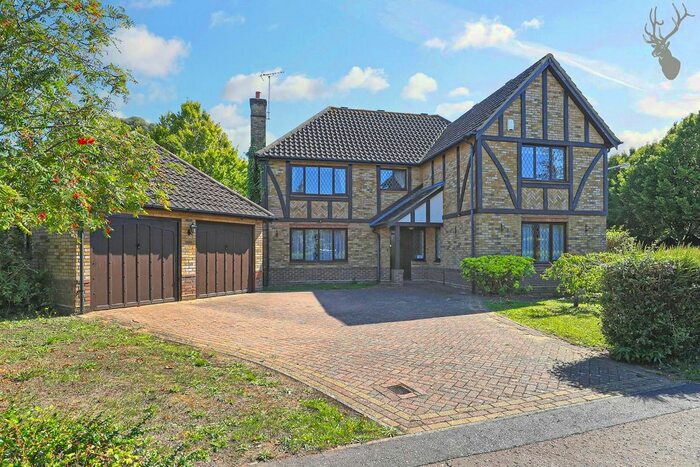 4 Bedroom Detached House For Sale In The Paddocks, Stapleford Abbotts, Romford, RM4
