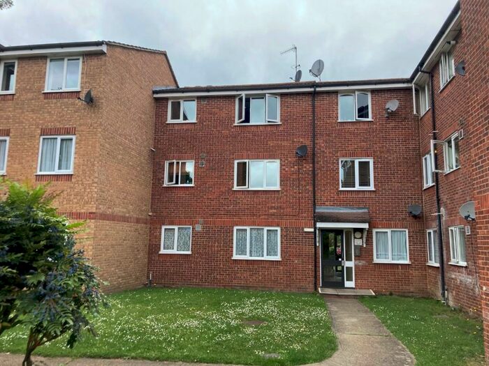 Studio To Rent In Latimer Drive, Hornchurch, RM12