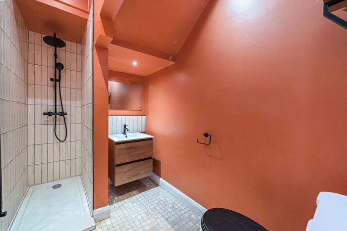 2 Bedroom Flat For Sale In Grenfell Road, Tooting, CR4