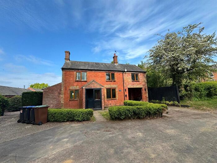 3 Bedroom Cottage To Rent In Elkington, NN6