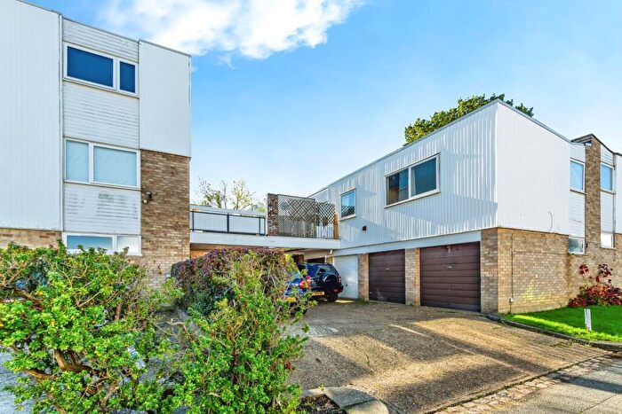 2 Bedroom Maisonette For Sale In Ham View, Croydon, CR0