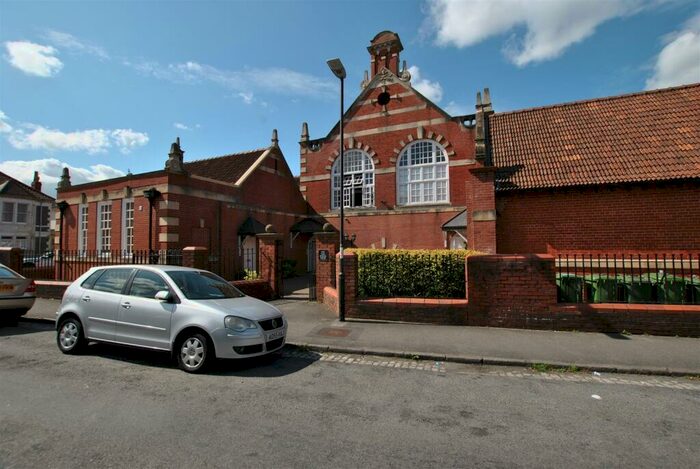 2 Bedroom Flat To Rent In Maxse Road, Bristol, BS4