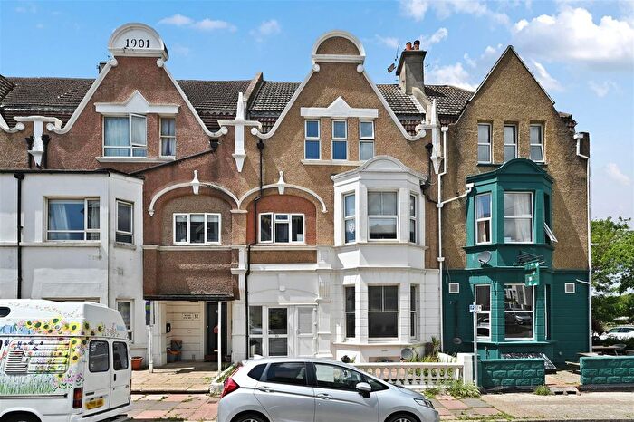 2 Bedroom Flat For Sale In Park Road, Bexhill-On-Sea, TN39