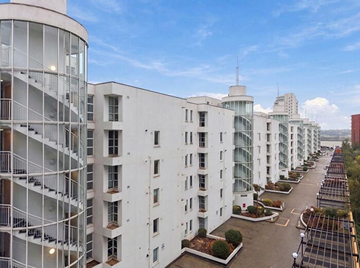 2 Bedroom Flat For Sale In Barrier Point Road, London, E16