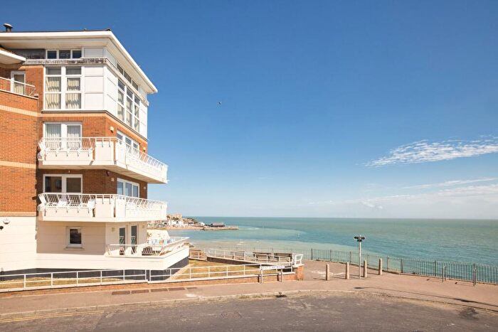 2 Bedroom Flat For Sale In Charleston Court, Broadstairs, Kent, CT10